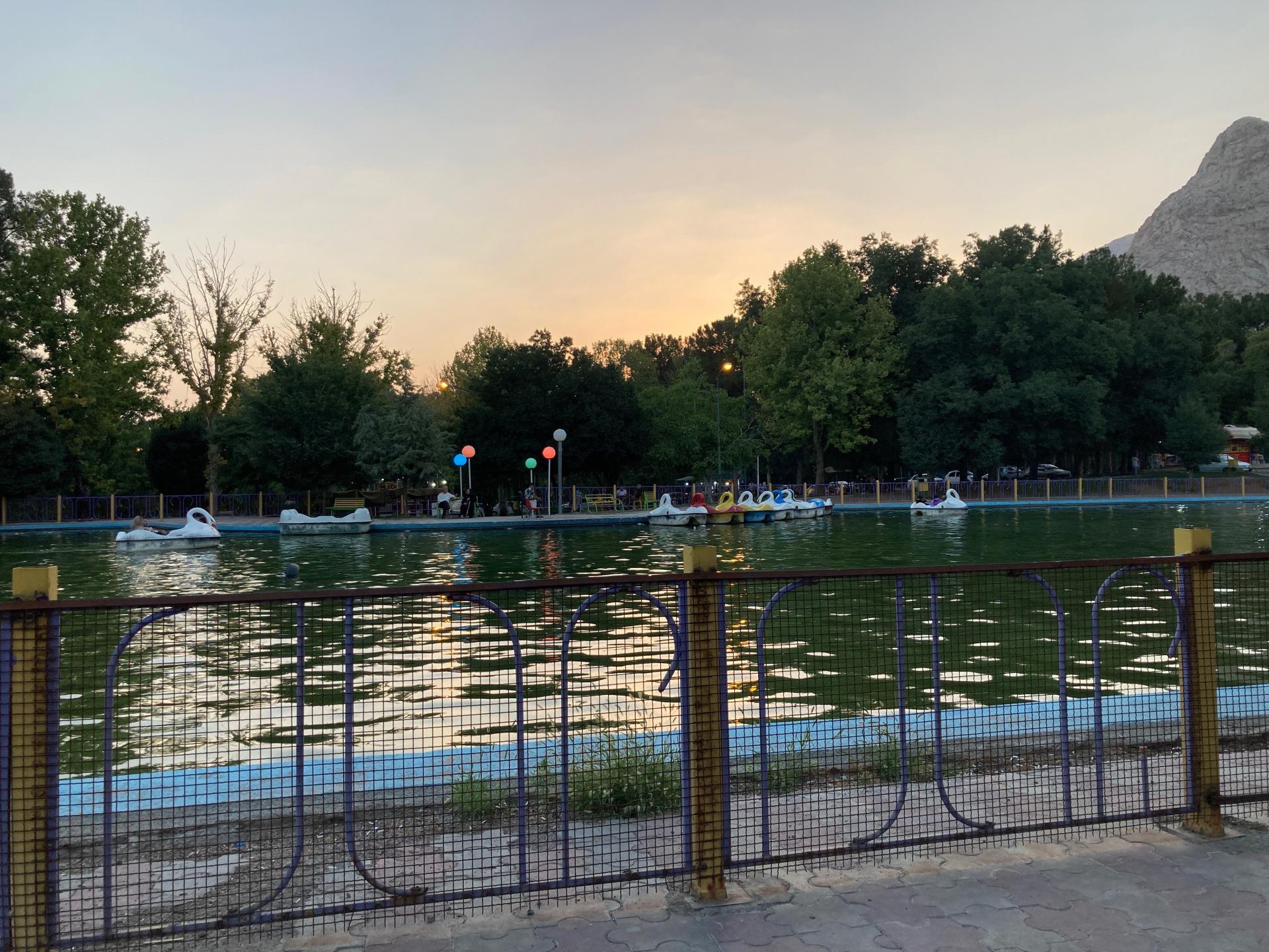 عکس دریاچه پارک شرقی طاقبستان