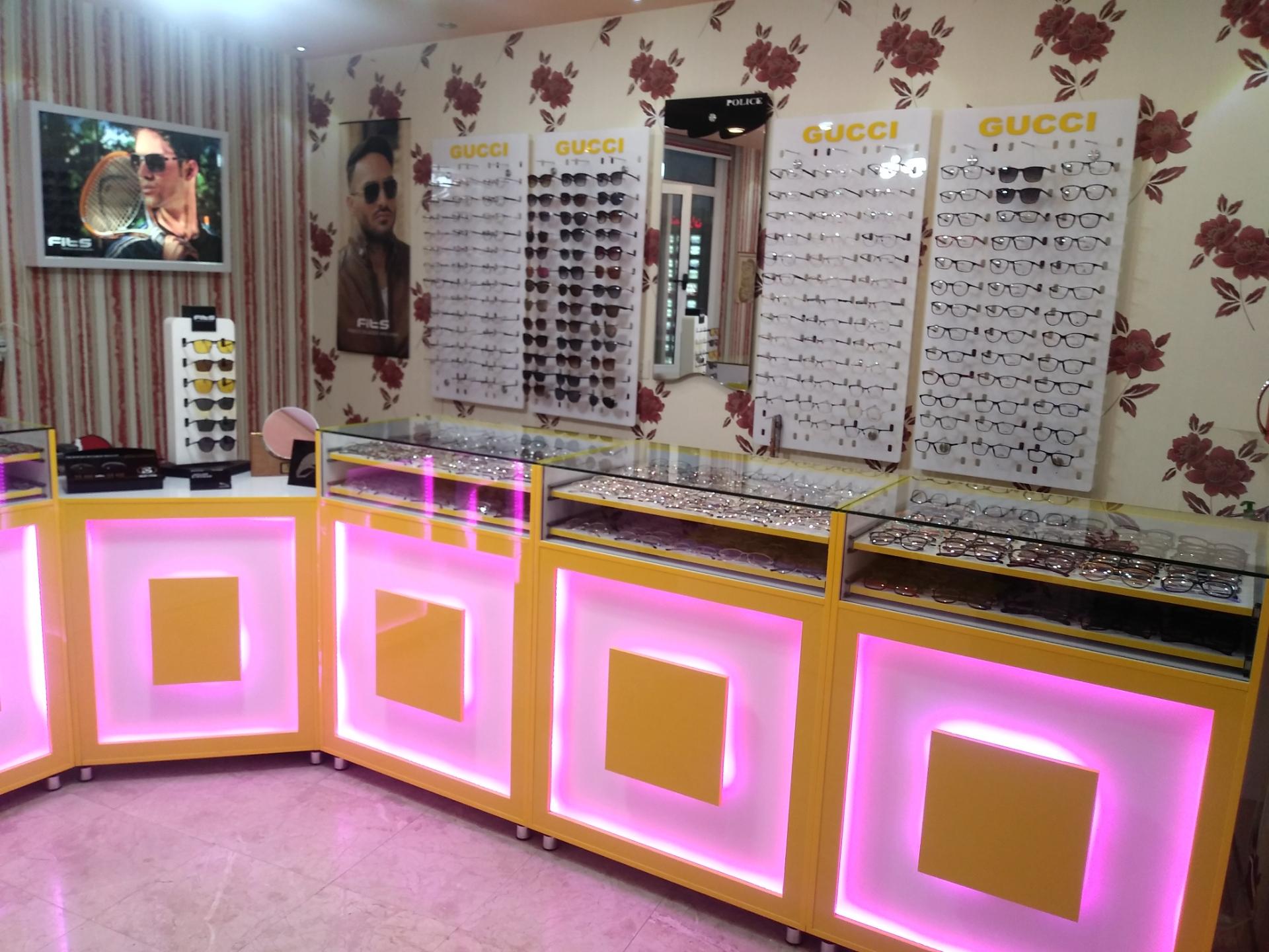 عکس معاینه چشم - بینایی سنجی و عینک مهردید اپتومتریست حسین دهقانی