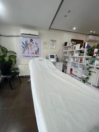 عکس کلینیک زیبایی پوست و مو آبان دکتر سارا نویدی