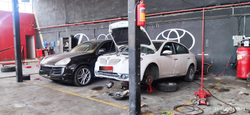 عکس تعمیرگاه هیوکا