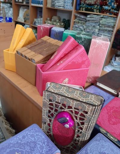 عکس فروشگاه کتاب و محصولات فرهنگی شهر ما