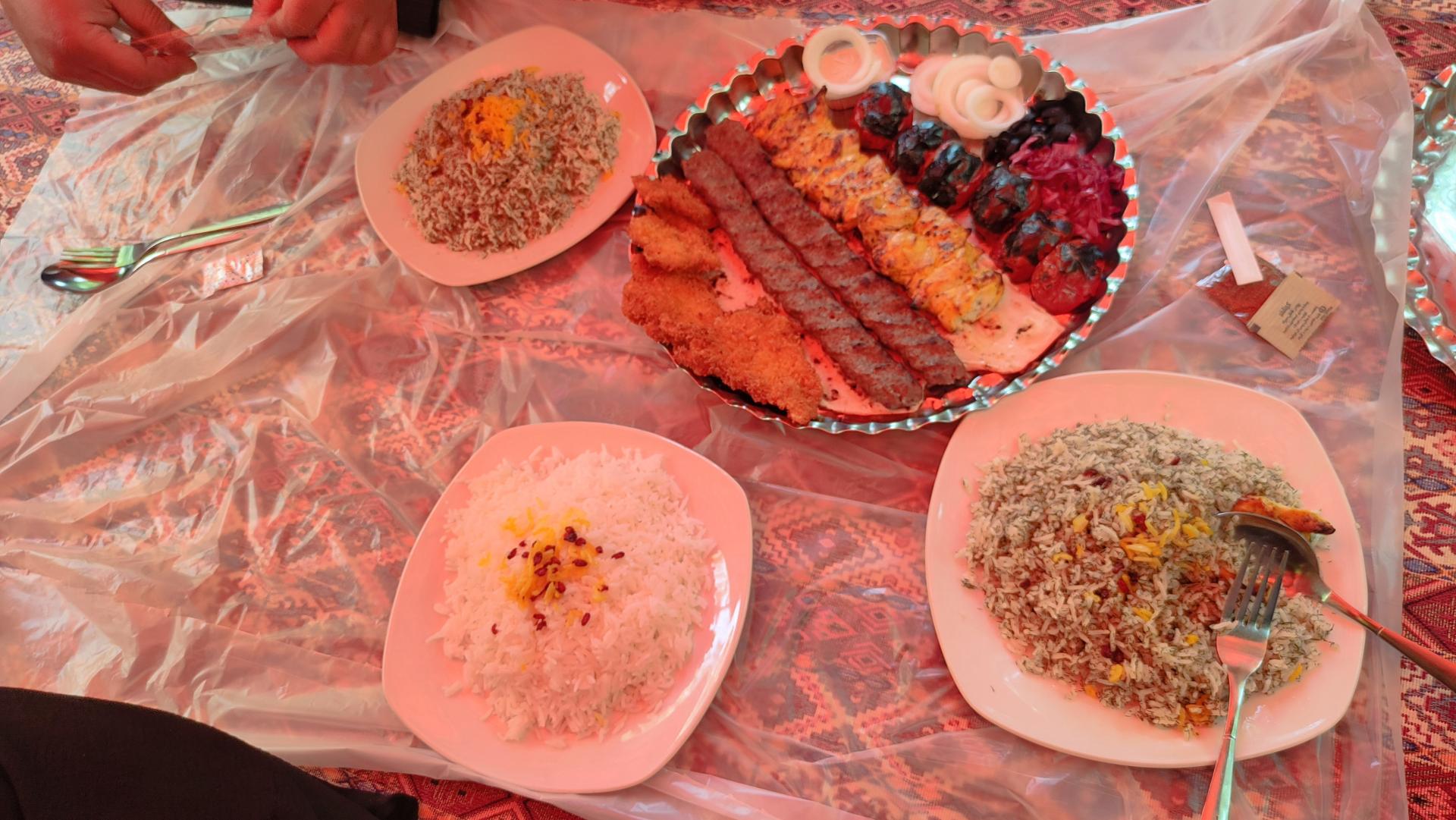 عکس باغ رستوران رز