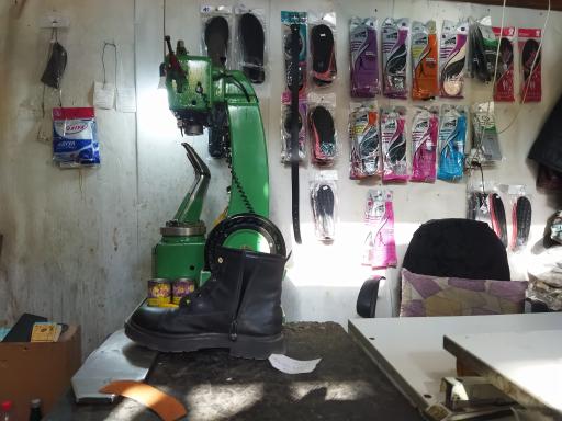 عکس تعمیرات کفش با دستگاه