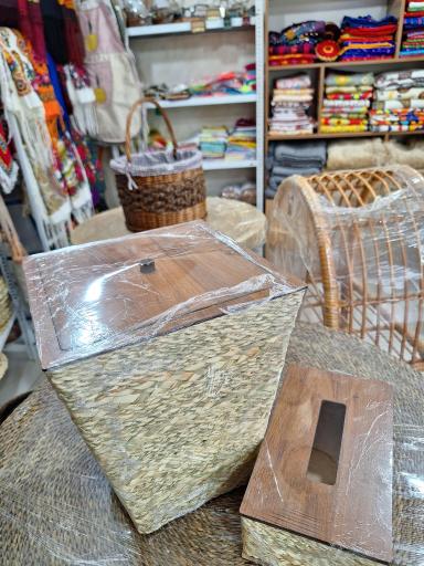 عکس فروشگاه صنایع دستی و سوغات شمال