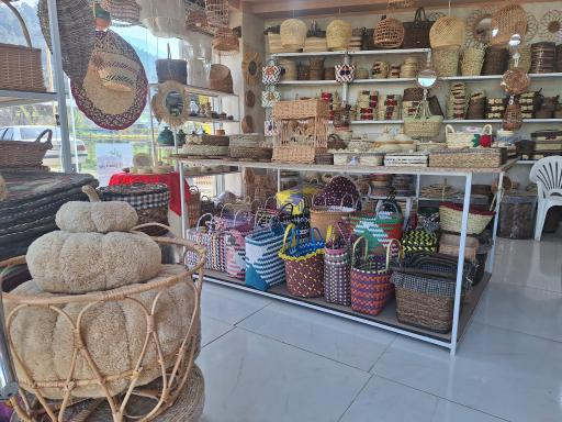 عکس فروشگاه صنایع دستی و سوغات شمال