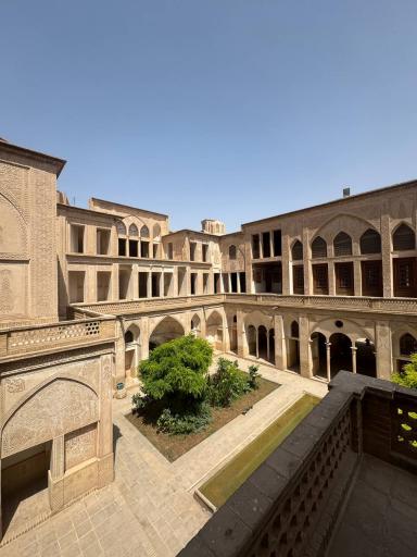 عکس رستوران و سفره خانه سنتی و تاریخی عباسی