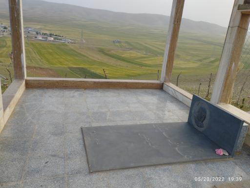 عکس مزار بازیگر عارف لرستانی