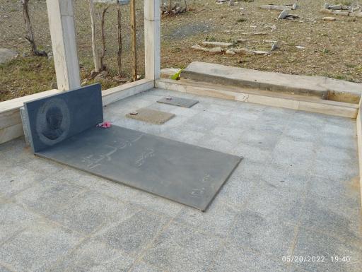 عکس مزار بازیگر عارف لرستانی