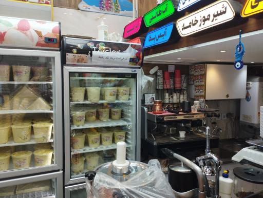 عکس بستنی فروشی حاج میرزا