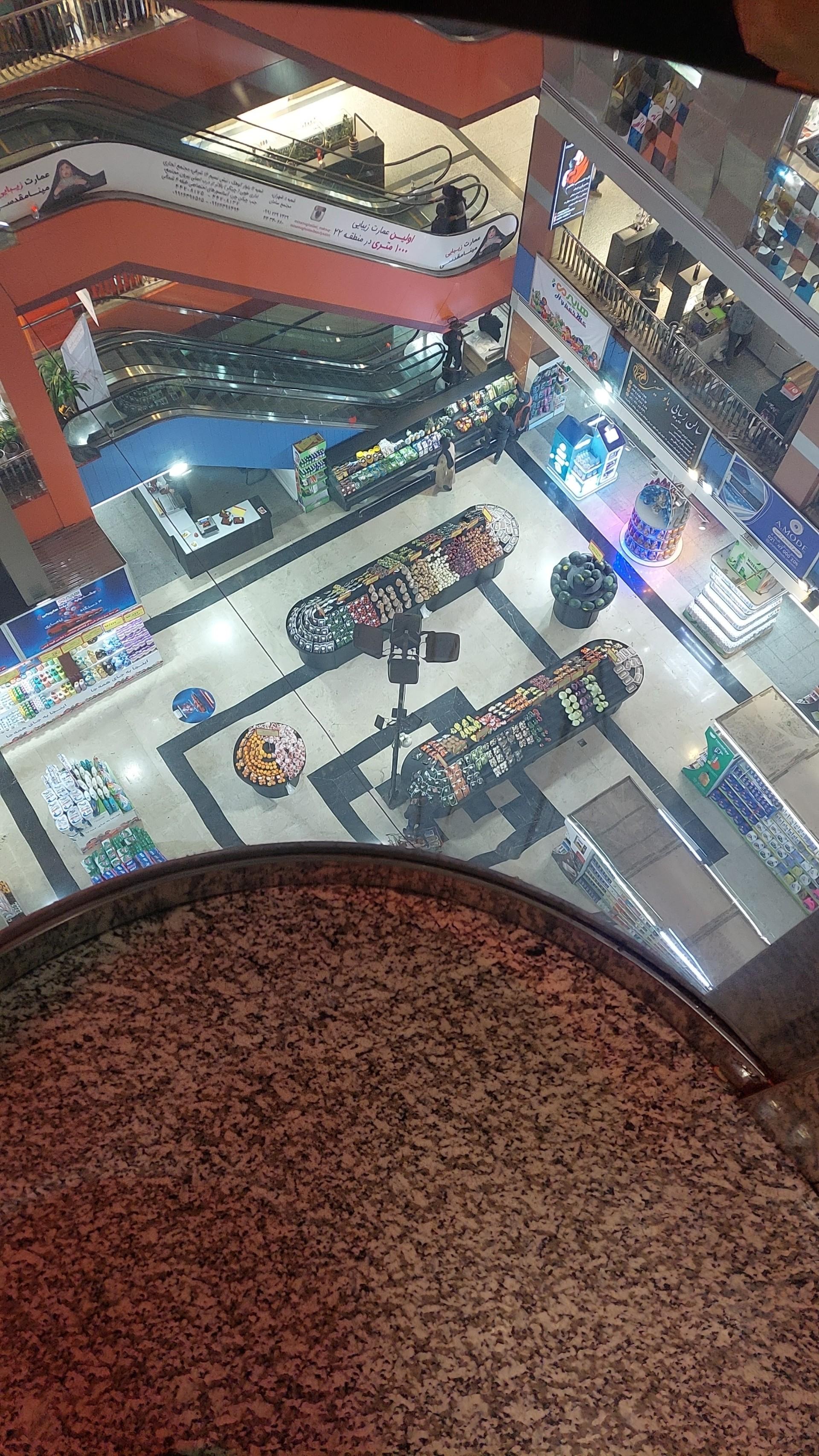 عکس مجتمع تجاری طوبی چیتگر