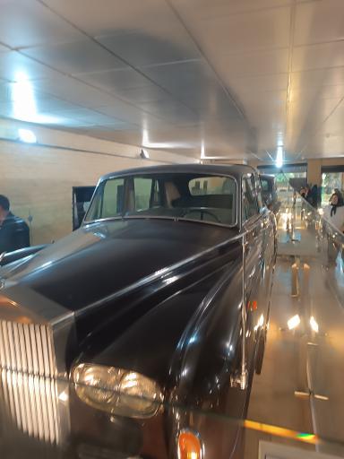 عکس موزه خودروهای اختصاصی شاه