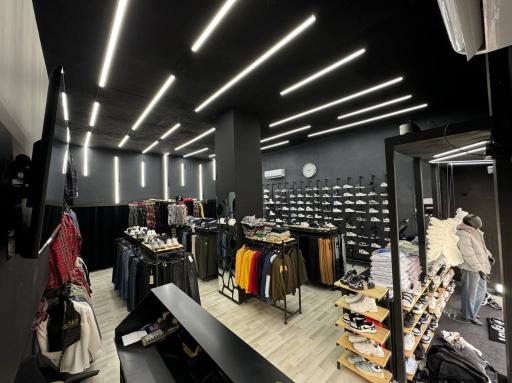 عکس فروشگاه کتونی آفلند