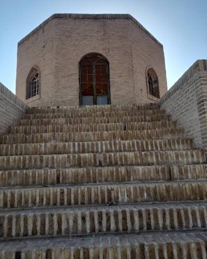 عکس آرامگاه امیر اویس(سنگ سفید)