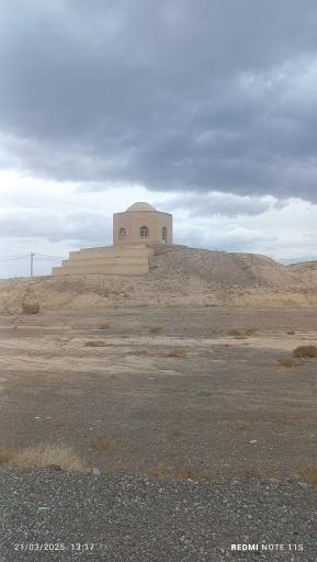 عکس آرامگاه امیر اویس(سنگ سفید)