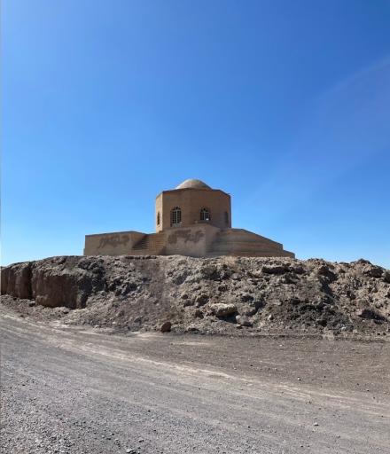 عکس آرامگاه امیر اویس(سنگ سفید)