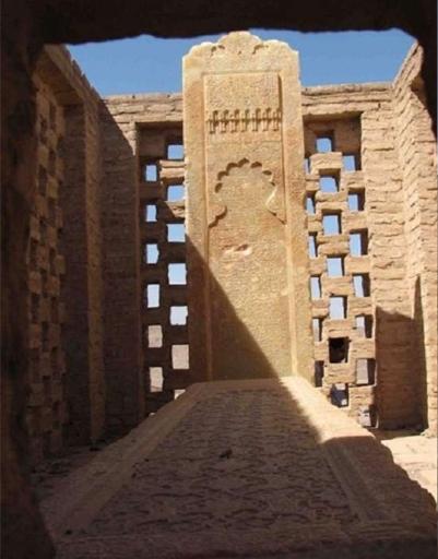 عکس آرامگاه امیر اویس(سنگ سفید)