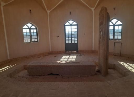 عکس آرامگاه امیر اویس(سنگ سفید)