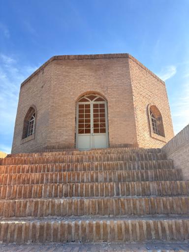 عکس آرامگاه امیر اویس(سنگ سفید)