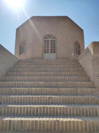 عکس آرامگاه امیر اویس (سنگ سفید)