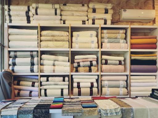 عکس گالری مبل و پرده بزرگ