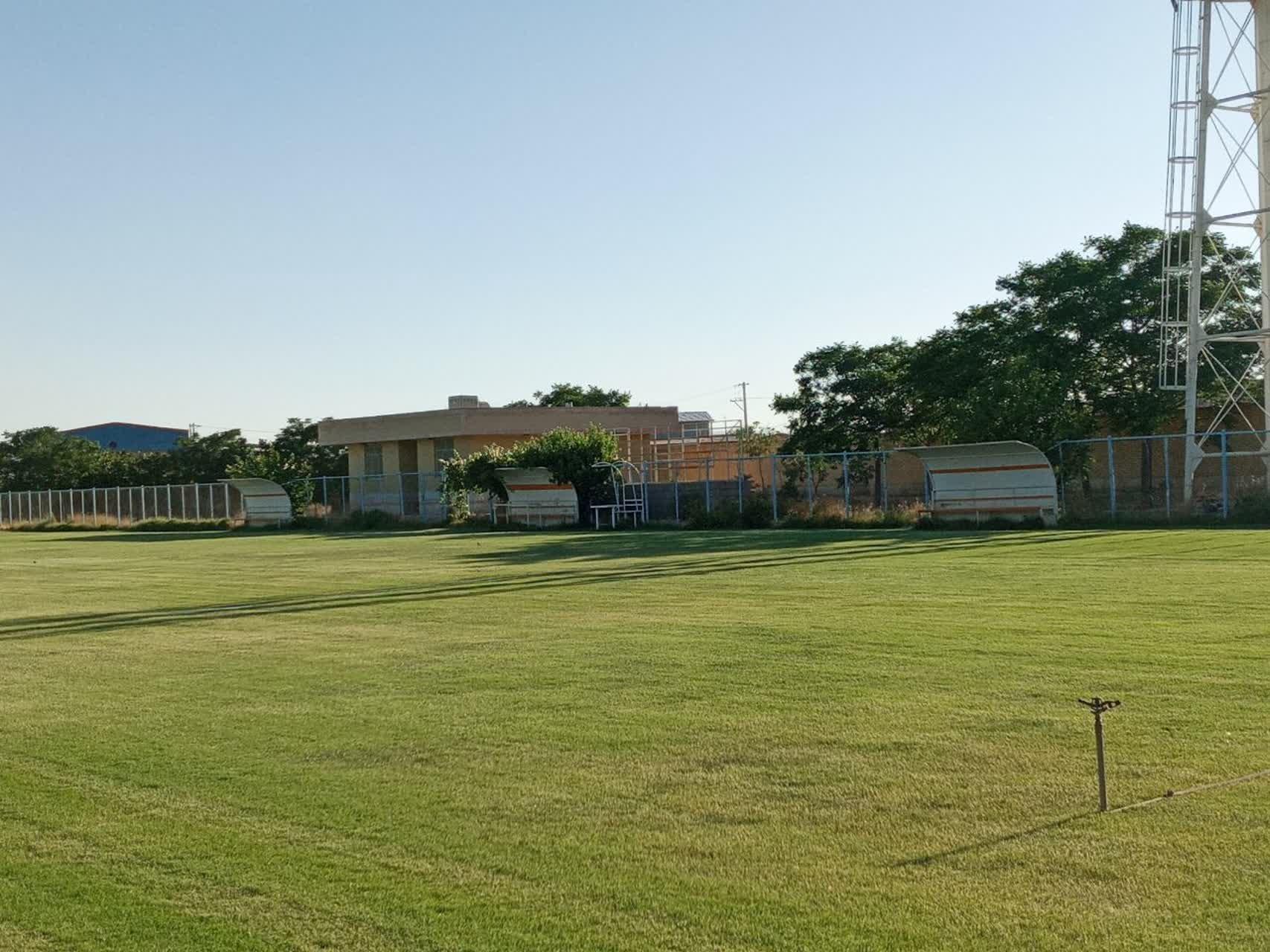 عکس زمین چمن شهر درچه