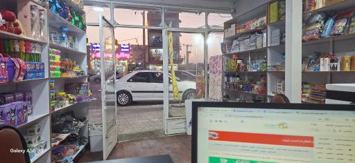 عکس کافی نت و نوشت افزار جوان