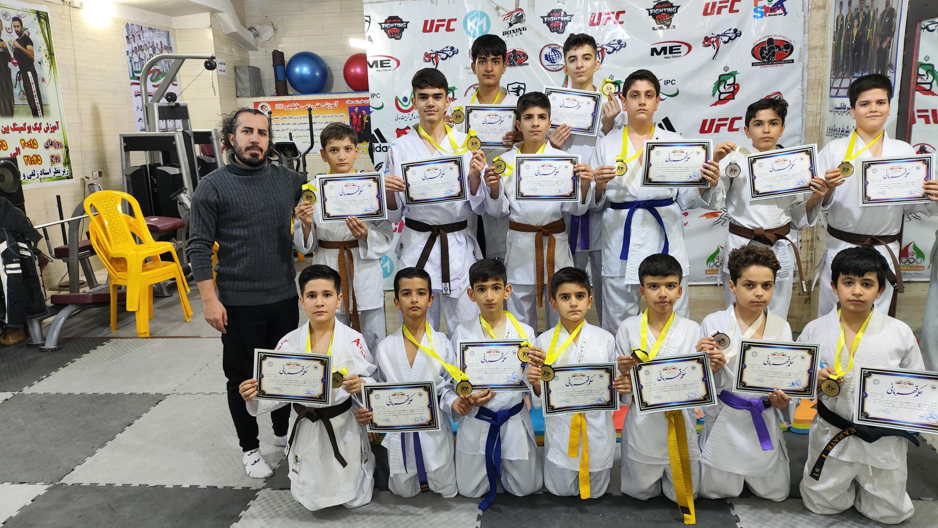 عکس باشگاه بلوط