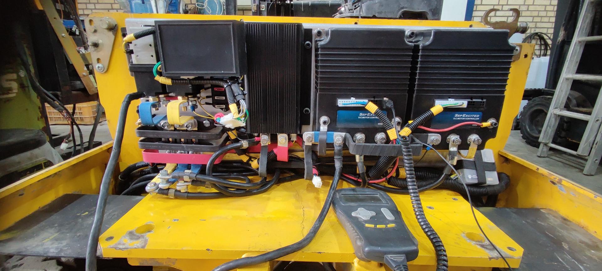 عکس تعمیرگاه لیفتراک برقی 