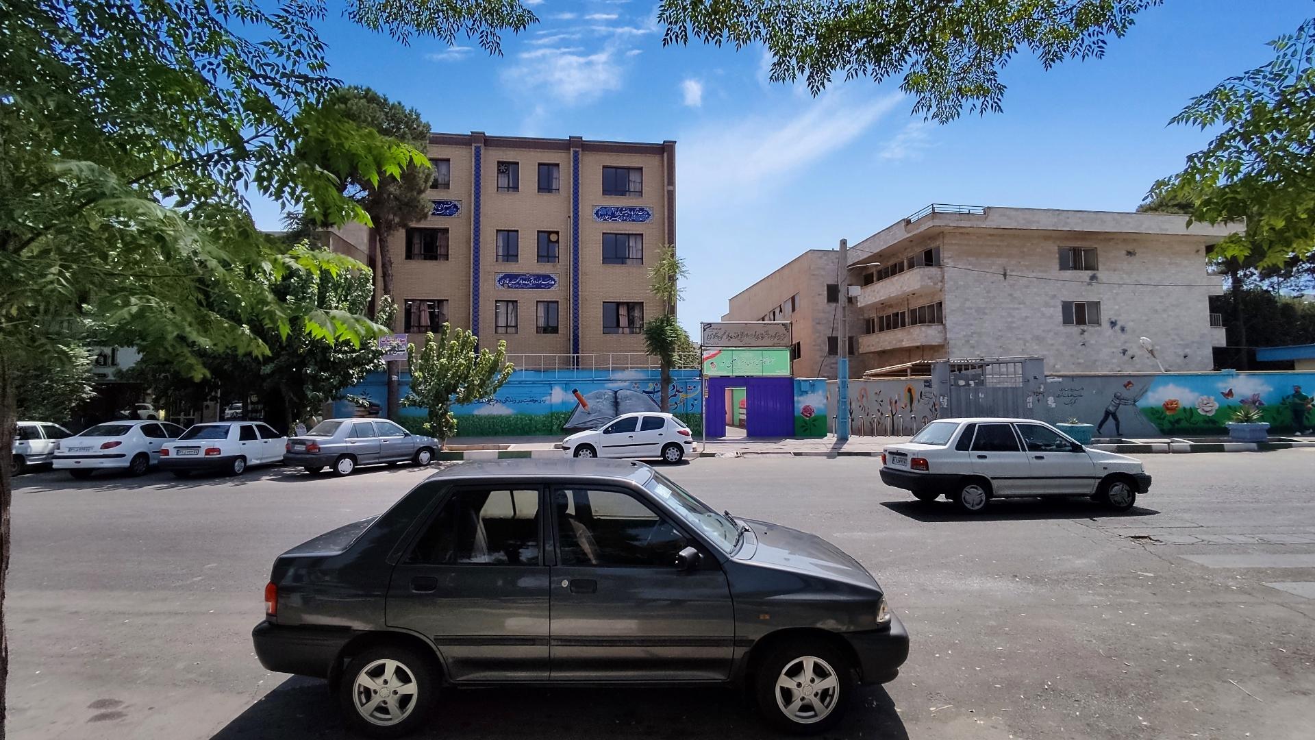 عکس دبیرستان دخترانه نمونه دولتی زنده یاد محسن قادسی