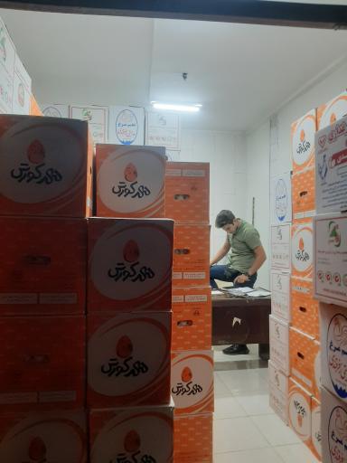 عکس پخش تخم مرغ روز و سیمرغ اطمینان