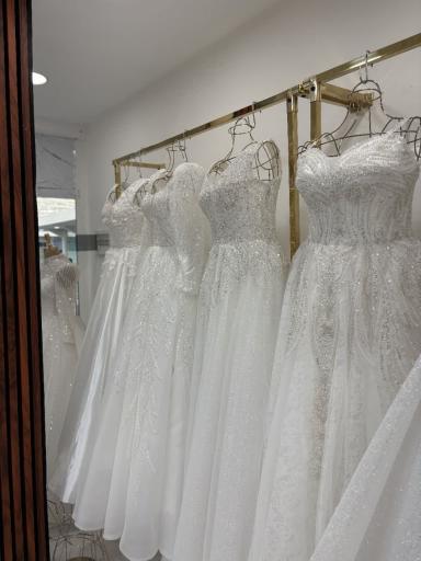 عکس مرکز تولید و فروش لباس عروس