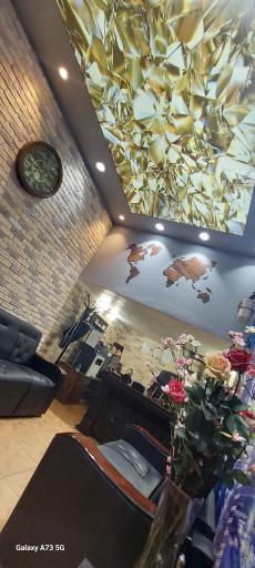 عکس مشاورین املاک نارون