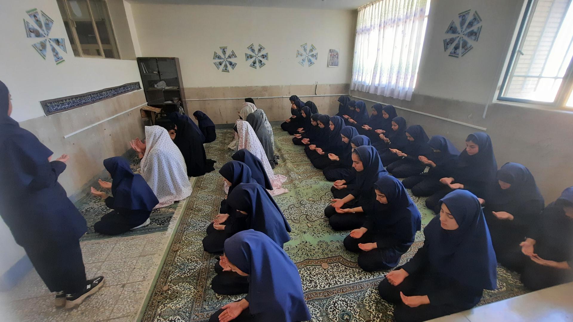 عکس دبیرستان دخترانه مکتبی