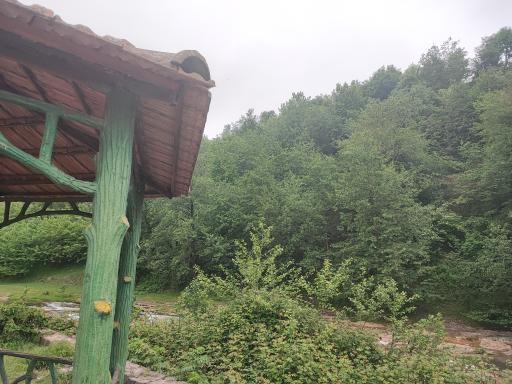 عکس آلاچیق کنار رودخانه اطاقور