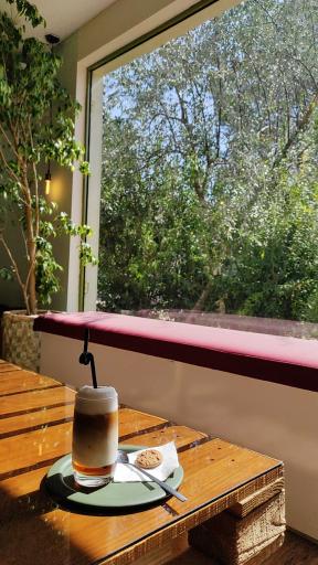 عکس کافه‌ کتاب حیات