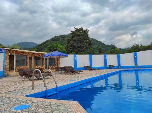 عکس استخر روباز هتل پارسیان رامسر 