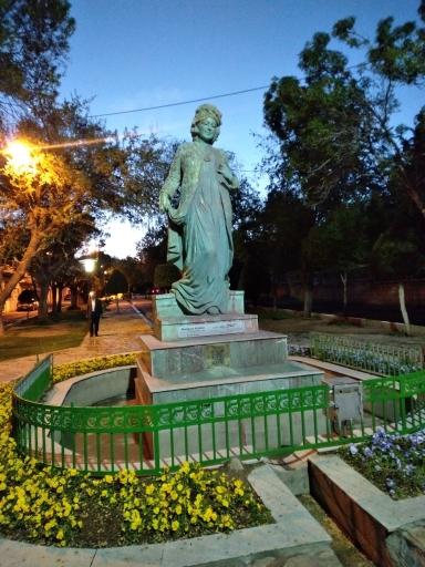 عکس تندیس بانو مستوره اردلان