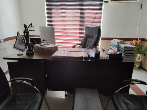 عکس دفتر وکالت فخرالدین حسینی برزنجی