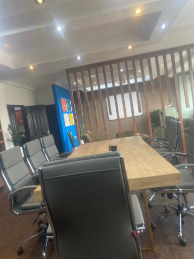 عکس مدرسه کسب و کار توما 