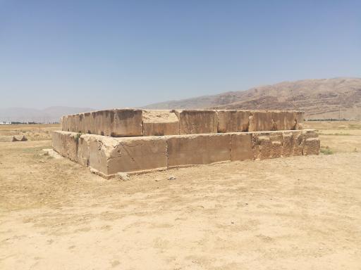 عکس آرامگاه نیمه کاره کمبوجیه دوم