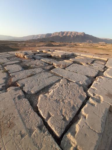 عکس آرامگاه نیمه کاره کمبوجیه دوم