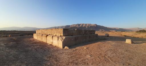 عکس آرامگاه نیمه کاره کمبوجیه دوم