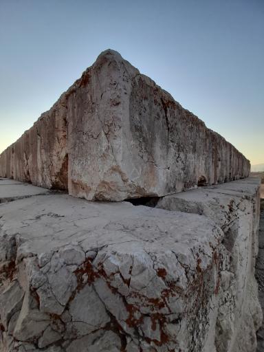 عکس آرامگاه نیمه کاره کمبوجیه دوم