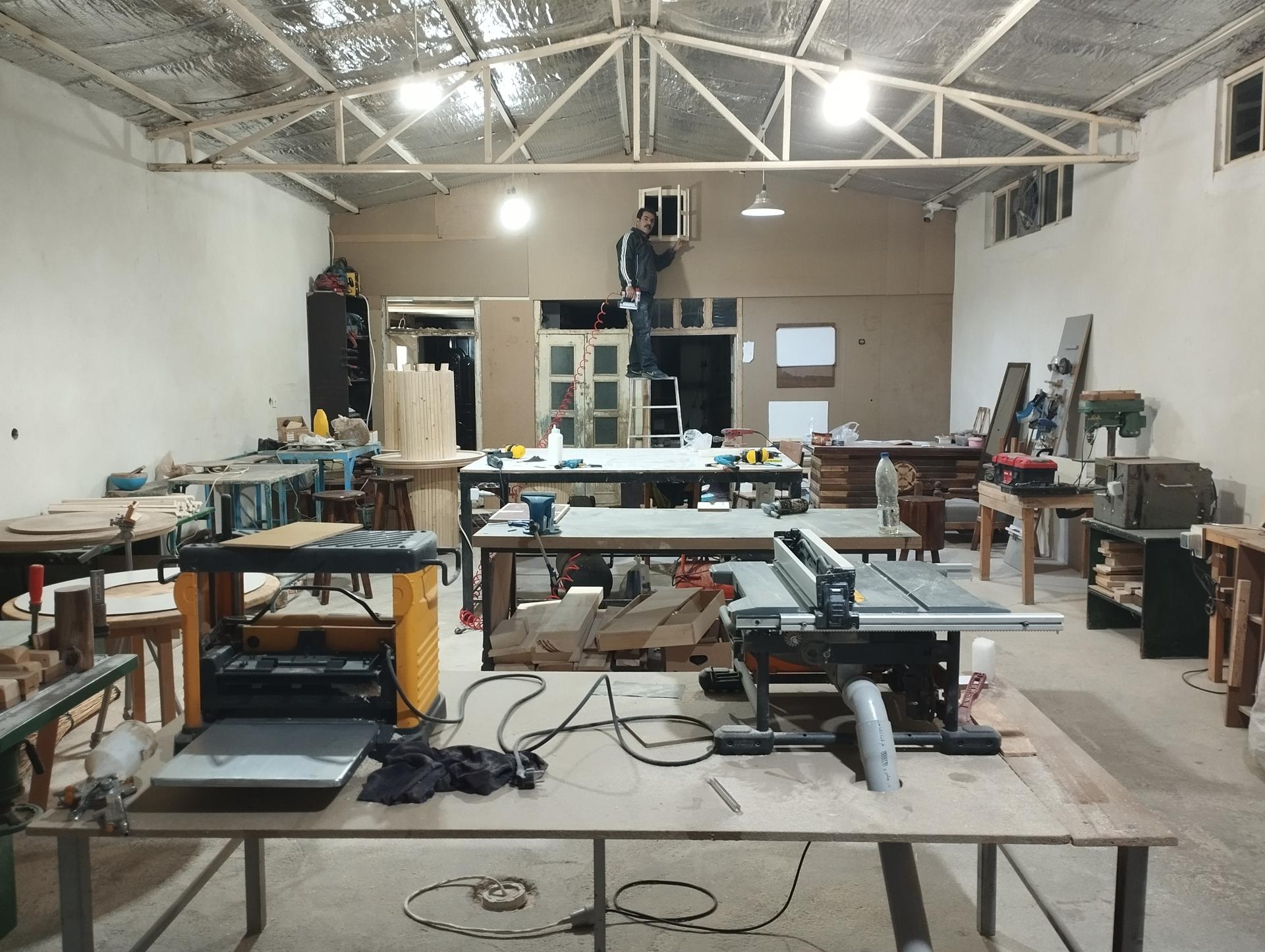 عکس کارگاه نجاری و سفالگری حسین پور 