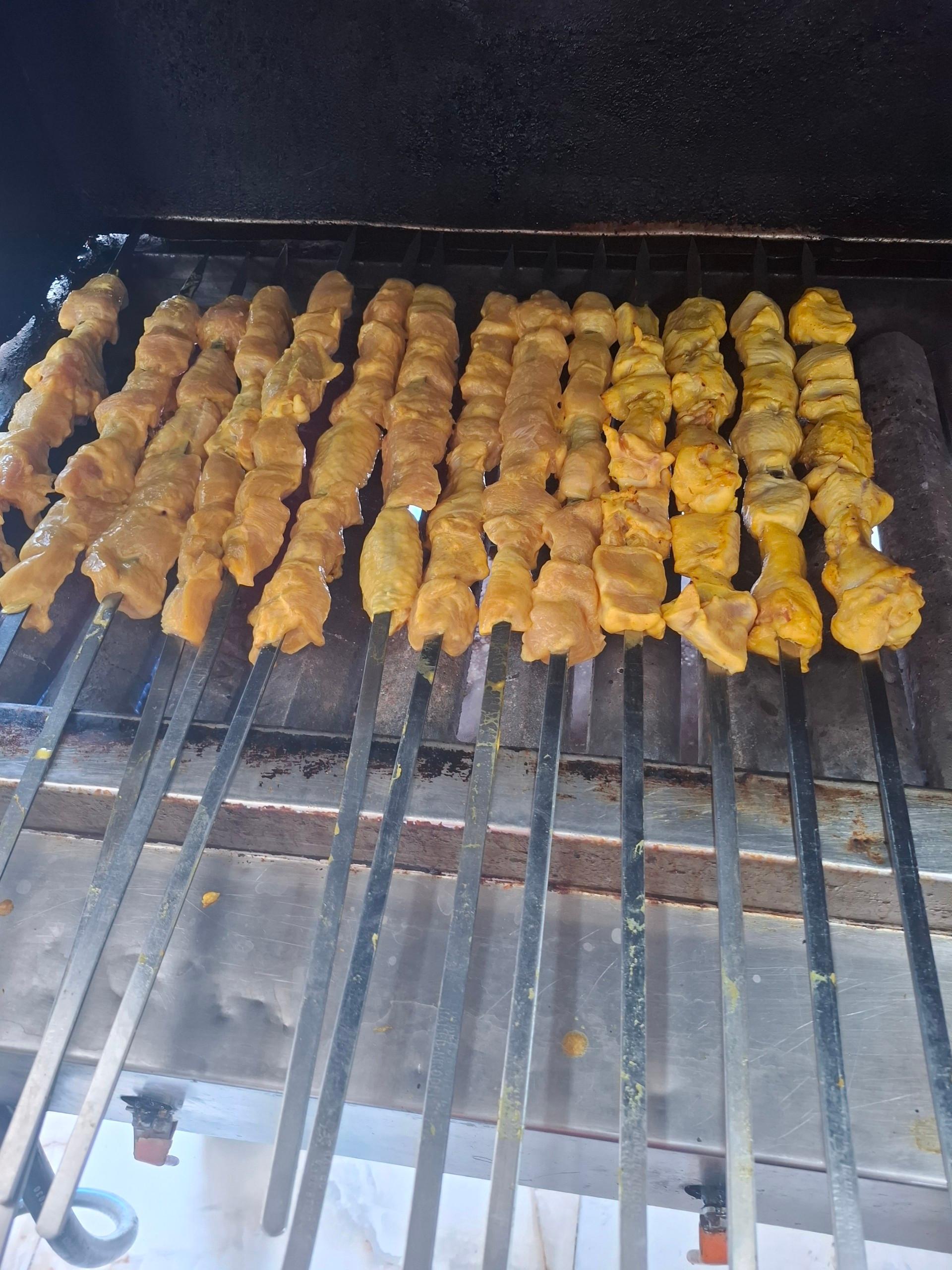 عکس تهیه غذای دانیال احمدی