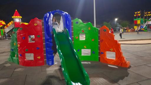 عکس زمین بازی کودکان کوه پارک