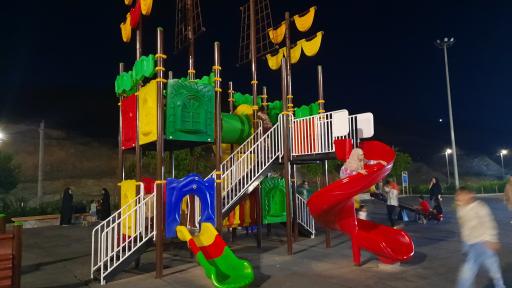 عکس زمین بازی کودکان کوه پارک