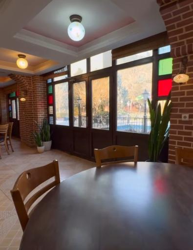 عکس باغ رستوران عمارت پایپار