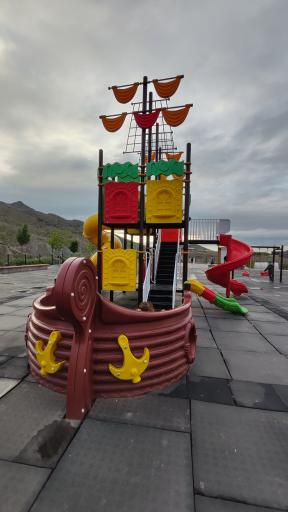 عکس زمین بازی کودکان کوه پارک