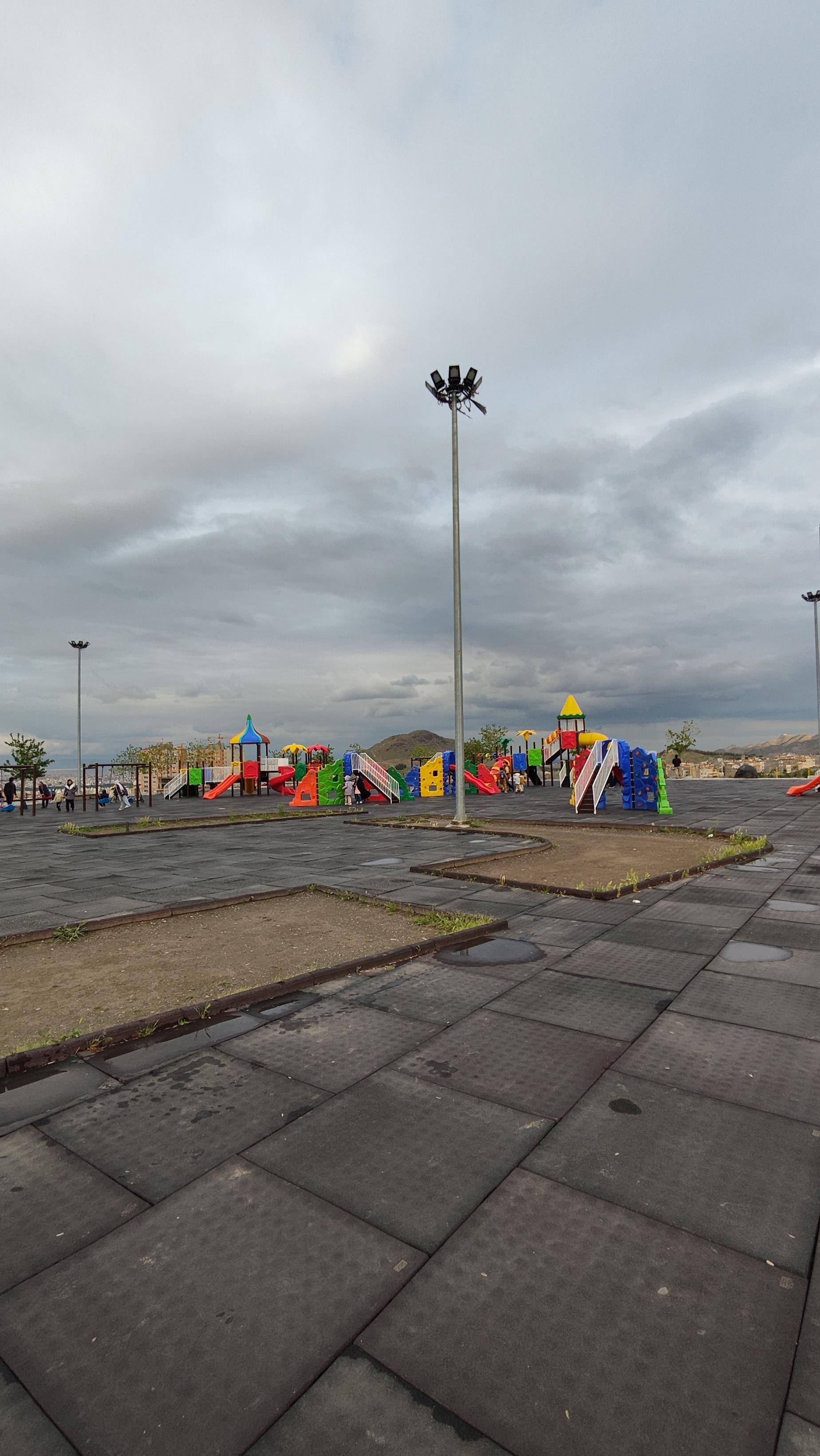 عکس زمین بازی کودکان کوه پارک